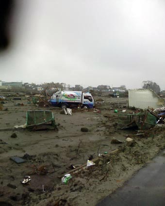 津波に巻き込まれた清掃車の写真