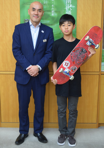スケートボード選手権に出場する犬川選手と市長