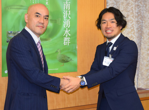 JICAの伊藤さんと市長が握手している様子