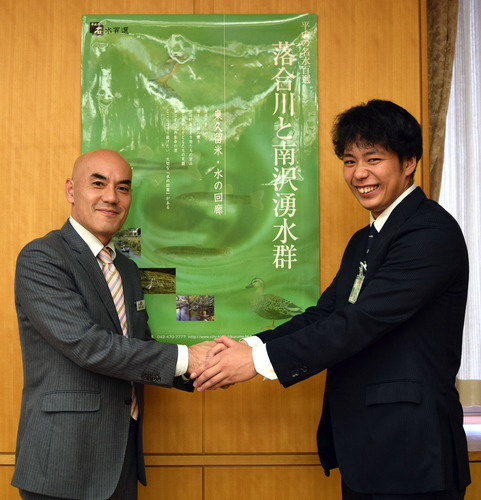 写真　JICAの加藤達也氏と市長が握手している様子