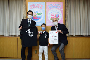 記念写真 左から順に、中田宗宏氏、疋田隼くん、並木市長