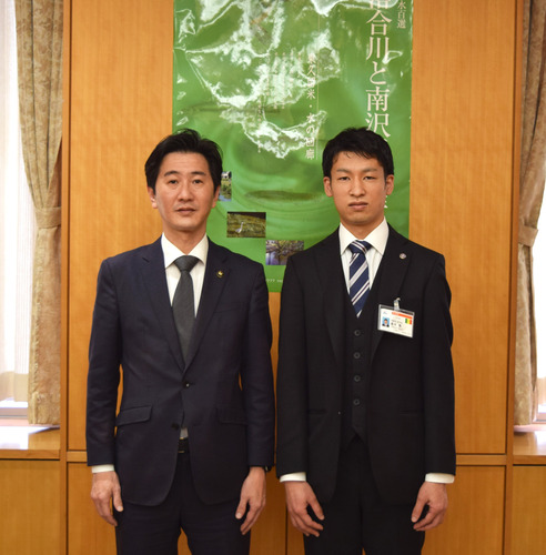 写真　JICA青年海外協力隊の篠宮隼氏と市長