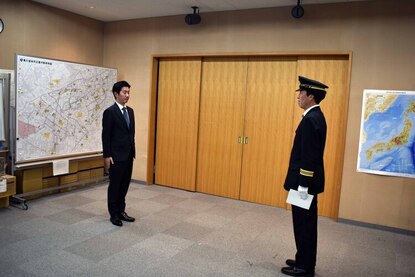 画像　富田市長から野村消防団長への辞令交付の様子