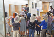 画像　市長に花束を渡す子供たちの様子