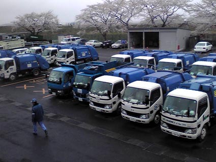 被災地に集結した支援車両況の写真