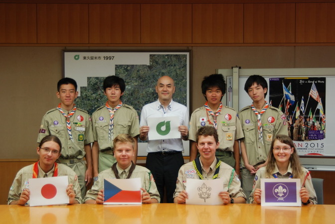 チェコ共和国と日本のスカウトと市長の写真