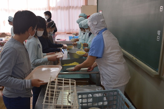 写真　配膳の様子