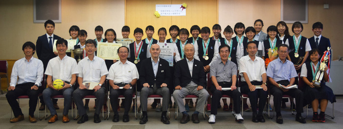 西中学校ハンドボール部女子と市関係者の皆さんの集合写真