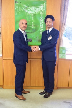 JICAボランティア派遣者と市長が握手している画像