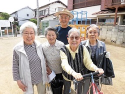 体操教室参加者と会長の殿田さん