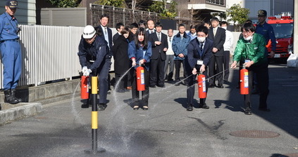 写真　自衛消防訓練（消化器訓練）