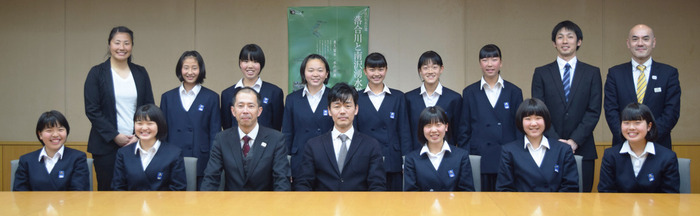 西中学校ハンドボール部女子と指導者の皆さんと市長