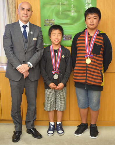 全日本スノーボード選手権大会で優勝・準優勝した二選手と市長
