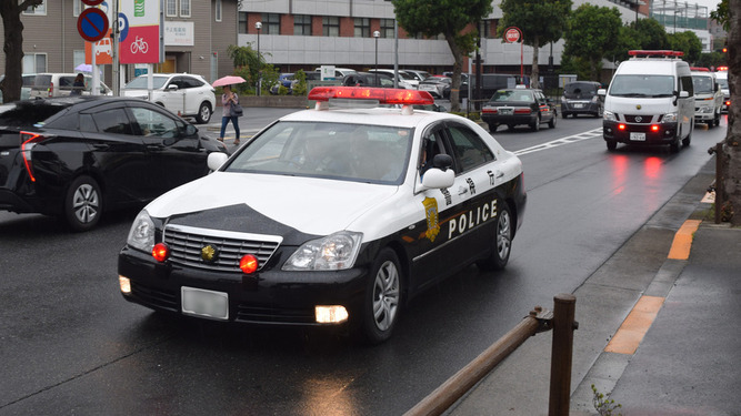 パトカー等の警察車両によるパレードの様子
