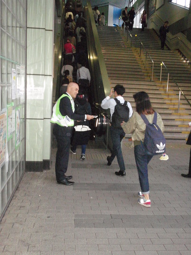 画像　駅前で市長がクリーンアップキャンペーンを呼びかける様子