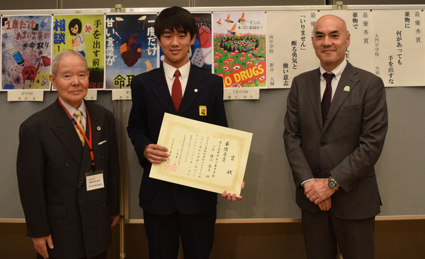 最優秀賞を受賞した勝又さんら