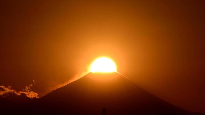 画像　平成30年12月18日撮影の市役所から見たダイヤモンド富士