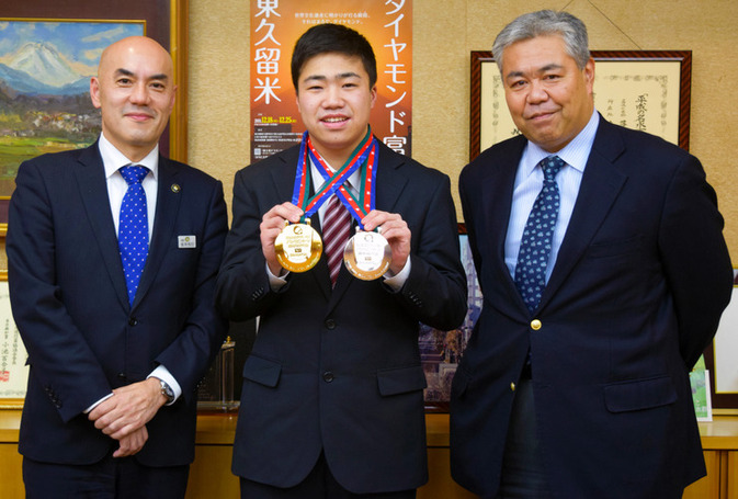 写真　市長と田中和弥選手とお父さんの記念写真