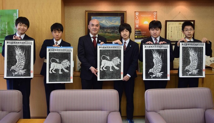 版画カレンダーを持つ中央中学校7組の生徒の皆さんと市長