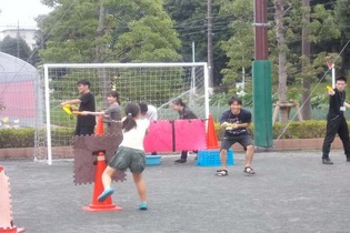 画像　水鉄砲で遊ぶ様子