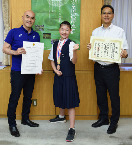 写真　市長と横濱選手と先生