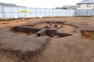 発掘調査中の竪穴建物跡（縄文時代）