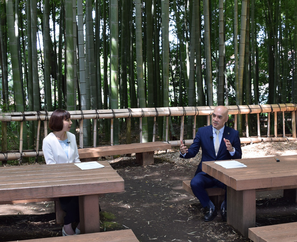 竹林公園での記念映像の撮影（並木市長とアナウンサーの川端さん）
