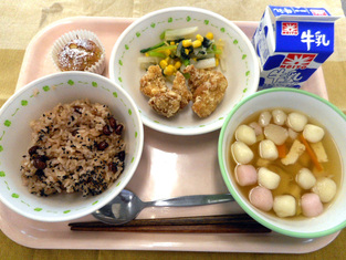 小学校の献立例（お赤飯やくるめケーキなど）