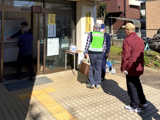 画像　【浅間町地区センター】避難所受け付け