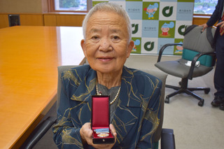 勝浦美佐子氏と褒章