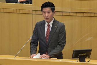 施政方針を述べる市長