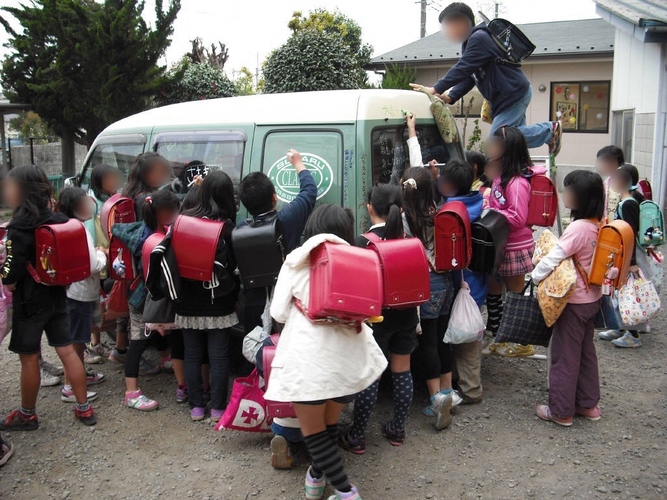 画像　ワゴン車にメッセージを書く様子