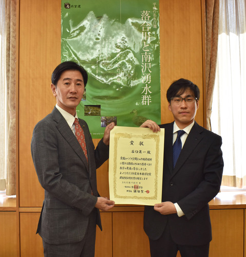 写真　谷口晃一氏と市長