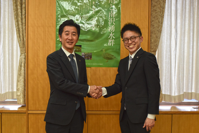 写真　JICA青年海外協力隊の茶山直人氏と市長