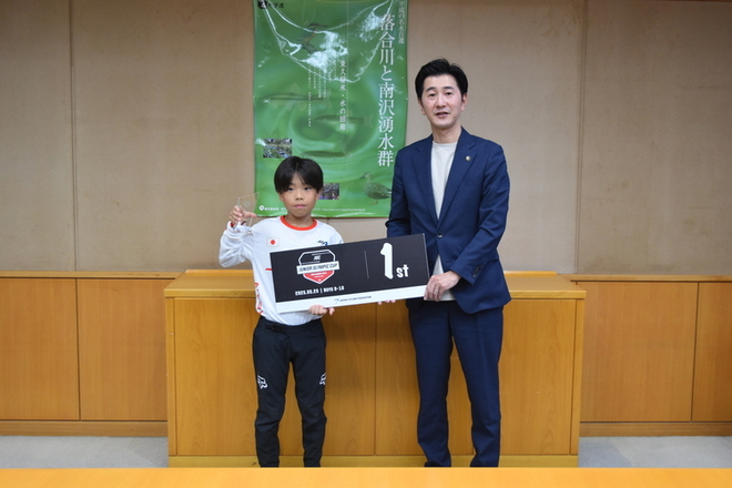 画像 中井珀来選手(優勝盾とともに)・富田市長