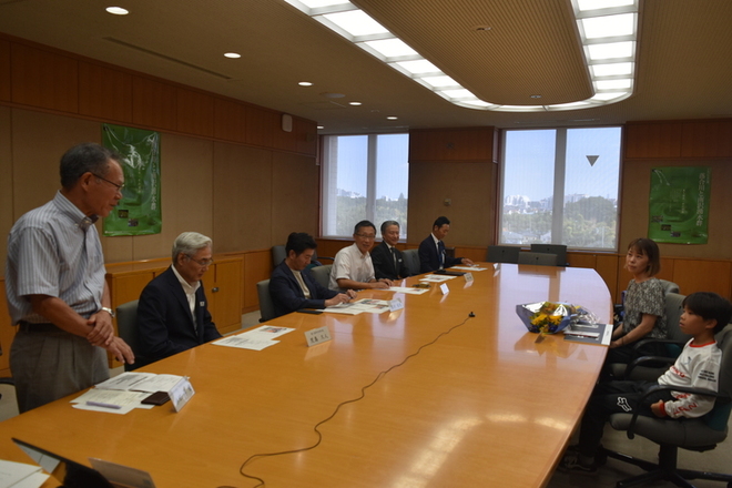 画像 表敬訪問の様子