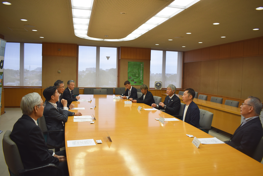 画像 表敬訪問の様子1