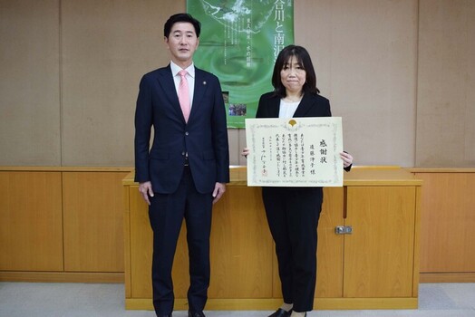 画像　表敬訪問時の記念写真