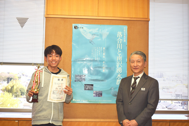 画像　中井珀来選手（優勝盾とともに）・富田市長