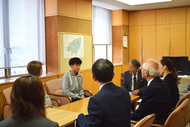 画像　表敬訪問時の記念写真