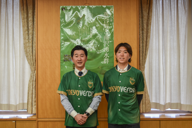 東京ヴェルディのユニフォームを着た深澤選手と市長